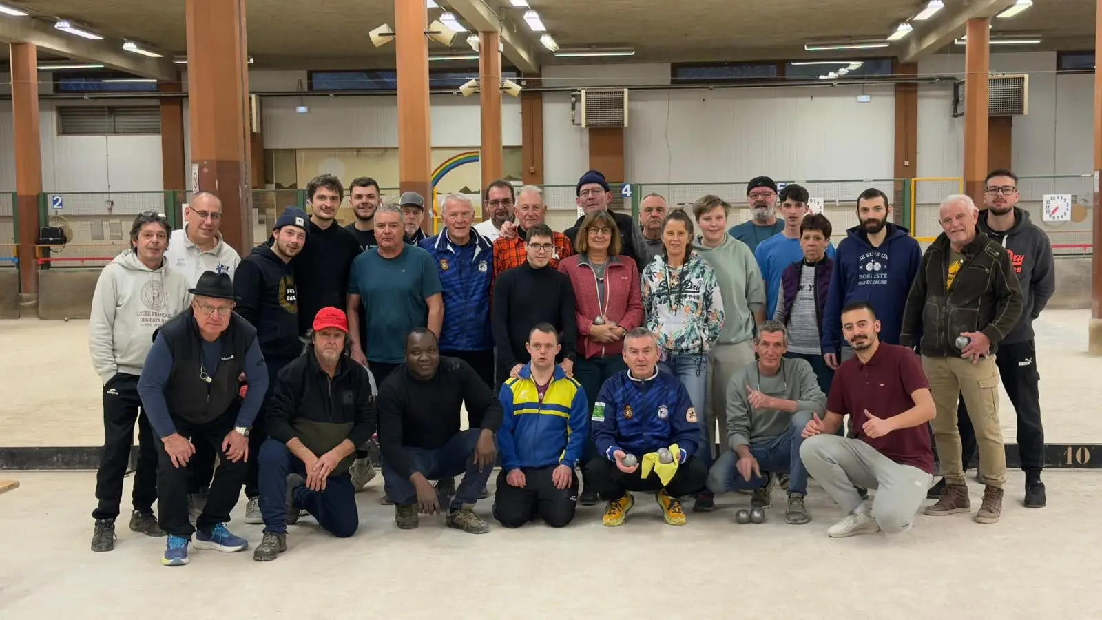 Photo de groupe des membres du club en salle