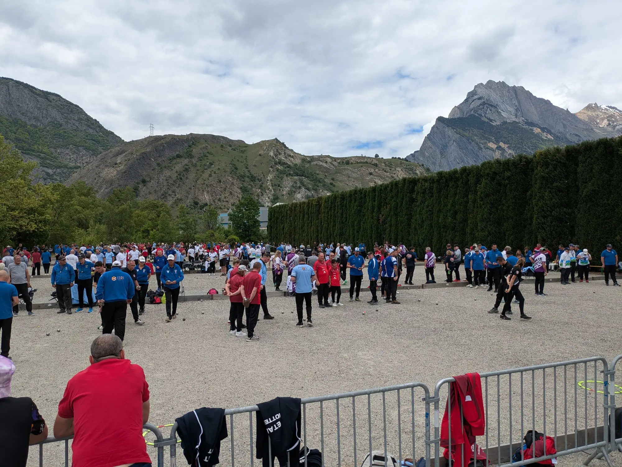 Un concours sur le terrain d’été, au pied des montagnes de Maurienne