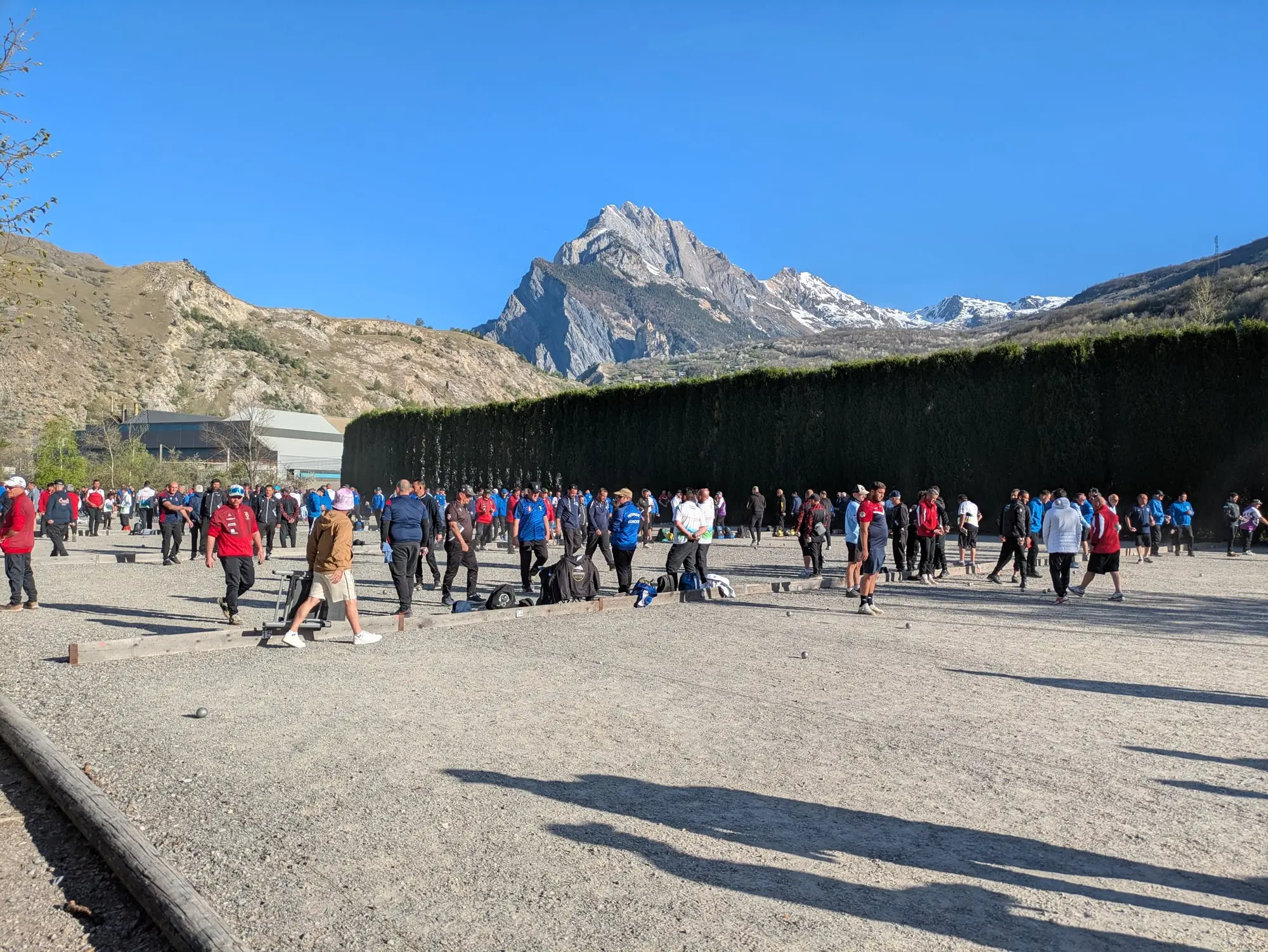 Le terrain d’été sous le soleil, face aux sommets enneigés de Maurienne